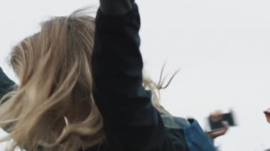 Rus model Natalia Vodianova insanlar bef insanlarla atlama.