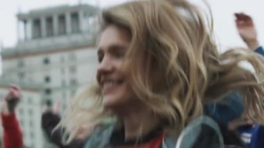 Rus model Natalia Vodianova ile lots-in insanlar metinden atlama.