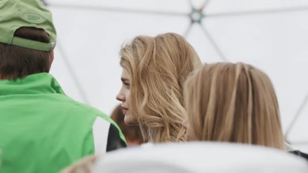 Russian model Natalia Vodianova surrounded by people at sportive — Stock Video