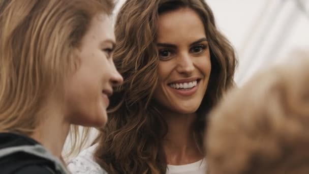 Toppmodellerna Natalia Vodianova och Izabel Goulart omges på sp — Stockvideo