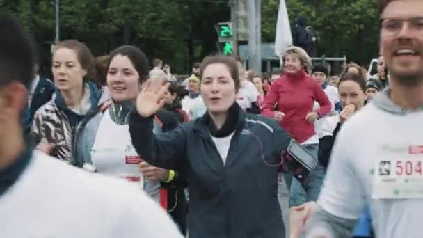 Mulheres acena e gesticula maratona de corrida com multidão de pessoas — Vídeo de Stock