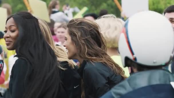 Natalia Vodianova Izabel Goulart y Naomi Campbell miran marath — Vídeos de Stock