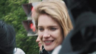 Natalia Vodianova gülümsüyor maraton yolda çalışan insanlara, bir