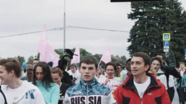 Yorgun sporcular kalabalığın dinlenmek maraton bitiş çizgisine sonra yürüyüş