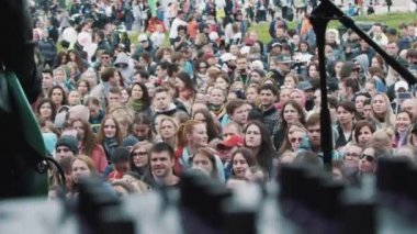 Müzik Festivali sahne görünümünden sıkı kalabalığa