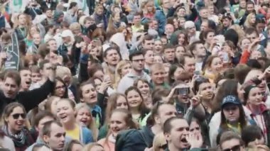 Sıkı kalabalık sahnesinden Müzik Festivali manzaraya eğleniyor