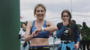 Kadın atlet bitirme Maraton çalıştıran gülümseyen