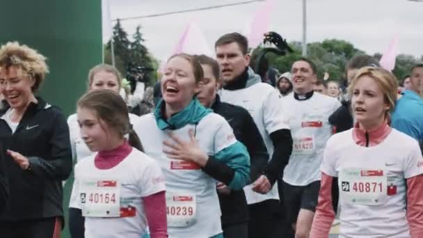 Fatigué joggers foule relax marche après marathon arrivée ligne — Video