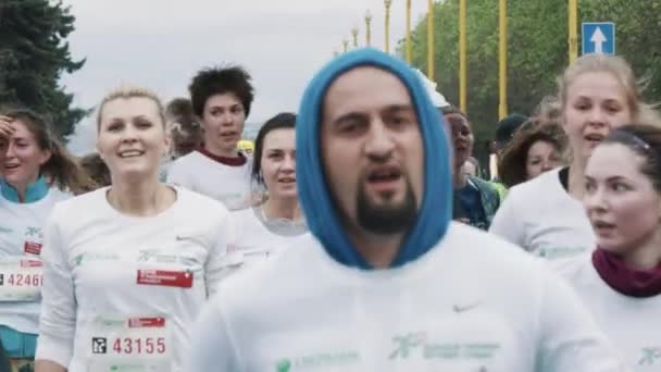 Erschöpfte Sportler drängen sich nach Marathonlauf — Stockvideo