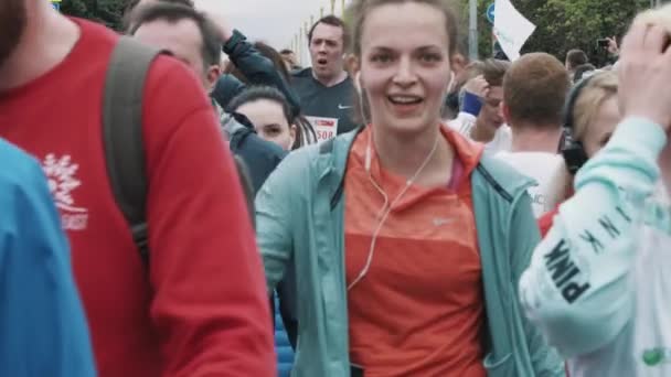 Cansado alegre multitud relajarse caminando después de la línea de meta maratón — Vídeos de Stock