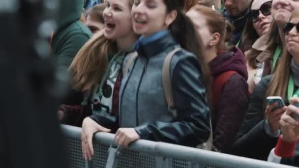 Joyeux jeunes filles dans la foule au festival de musique sautant derrière f — Video