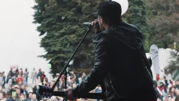 Hudebník zpívat pro dav baví hudební festival View fro — Stock video