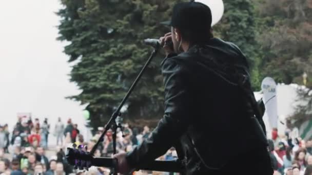 Músico cantando para la multitud divirtiéndose en el festival de música ver fro — Vídeos de Stock