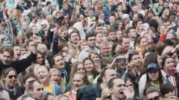 Напряженная толпа веселится на музыкальном фестивале — стоковое видео