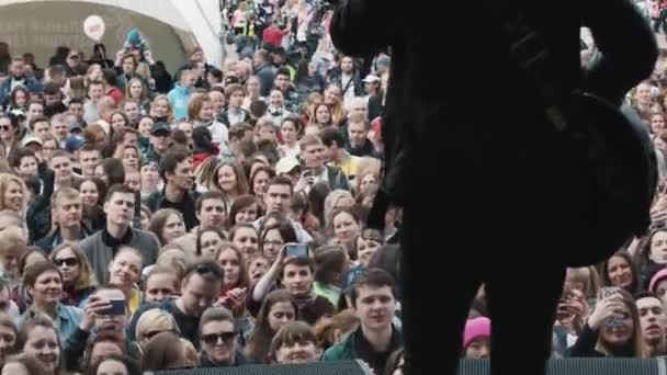 Musicien jouer de la guitare foule s'amuser à la musique festival vue Fro — Video