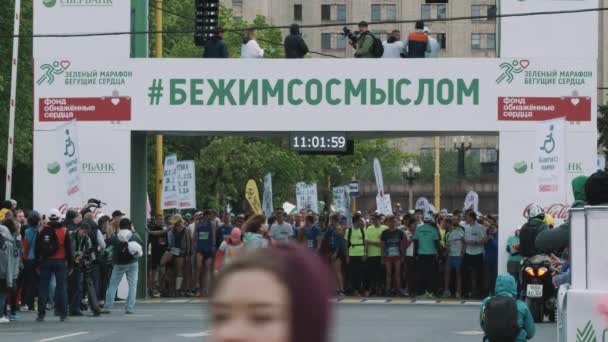 Mulher ajudando jovem adaptável menina participar na corrida maratho — Vídeo de Stock