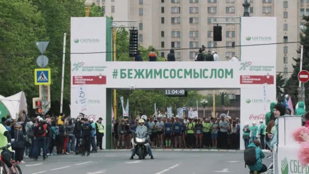 Початок працює марафон, натовп спортсменів, біг підтюпцем — стокове відео