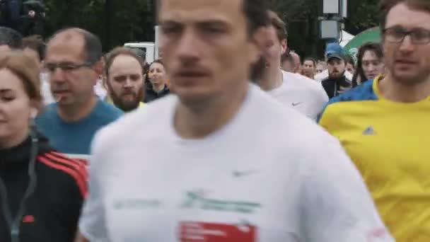 Apretado multitud de deportistas corriendo maratón — Vídeo de stock