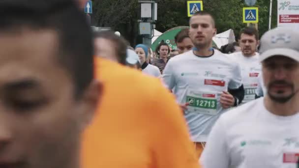 Massive crowd of sportive joggers running marathon — Stock Video
