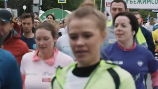 Apretado multitud de atletas deportivos corriendo maratón — Vídeo de stock