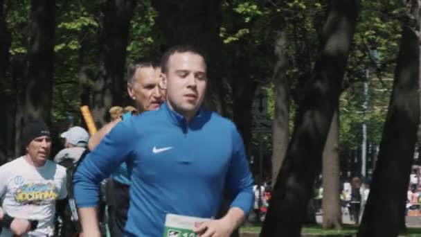 Homme sportif âgé avec des cheveux gris marathon de course au parc de la ville — Video