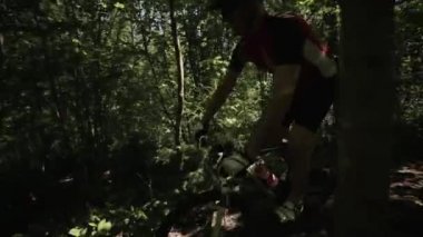 Ormandaki Bisiklet freeride yarışı, üzerinde dar pa atlet hızlı sürmek