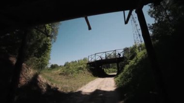 Ormandaki Bisiklet freeride yarışı, atlet hızlı ahşap üzerine sürmek 