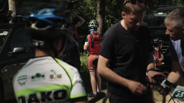 Sportsmen förbereder till cyklar race på parkeringen i skogen vid — Stockvideo