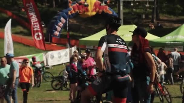 Menina conversando com o atleta no evento de esportes de corrida de bicicleta lotada — Vídeo de Stock