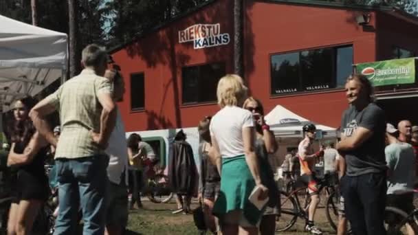 Csoport emberek beszél kerékpár sportos rendezvény, verseny előtt — Stock videók