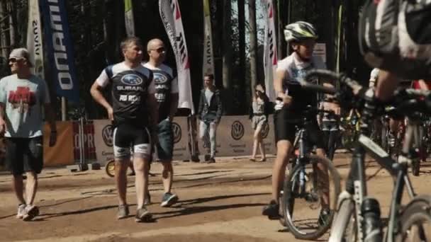 Bir sürü insan Bisiklet sportif olay önce yarış — Stok video