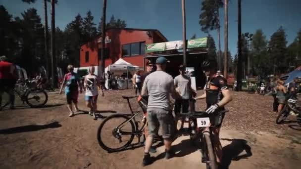Велогонщики выступают на многолюдных спортивных мероприятиях — стоковое видео