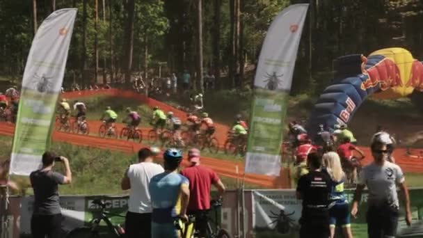 Un sacco di sportivi in bicicletta partecipano alla gara dietro la recinzione — Video Stock