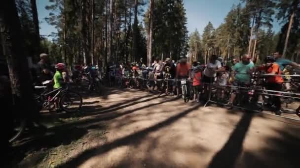 Little children on bicycles participate in race in forest — Stock Video