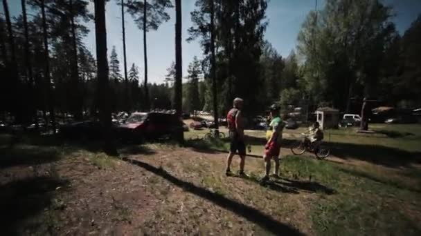 Ormandaki Bisiklet freeride yarışı, sporcular hızlı sürmek park boyunca — Stok video