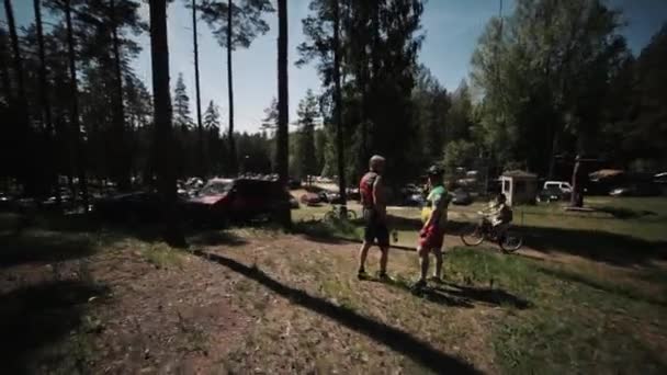 Freeride cykelloppet i skogen, sportsmen snabb Rider längs park — Stockvideo