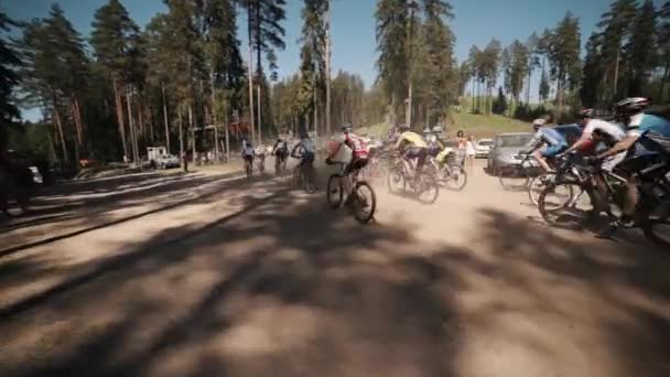 Lots of athletes riding bicycles at race outdoors in forest — Stock Video