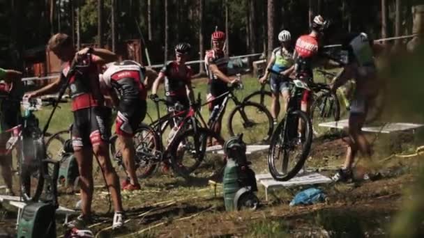 Sportolók csoport kerékpárok mosás a szabadban kompresszor — Stock videók