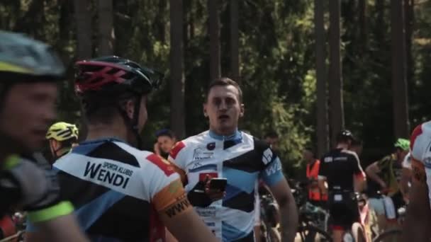 Atletas sujos descansando e conversando após a corrida de bicicleta — Vídeo de Stock
