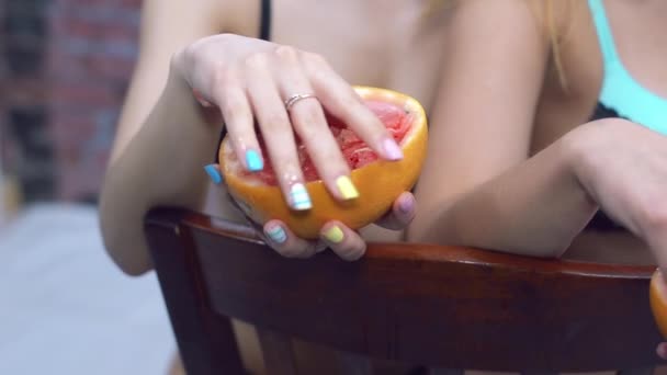 Meisjes handen vingers gestoken met verse rode granaat, neem het en eten. Plessure. Sexy — Stockvideo