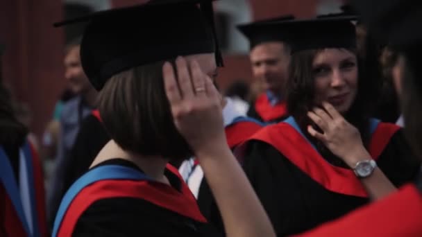 Grupo de estudiantes alegres graduándose celebrando al aire libre en ci — Vídeo de stock