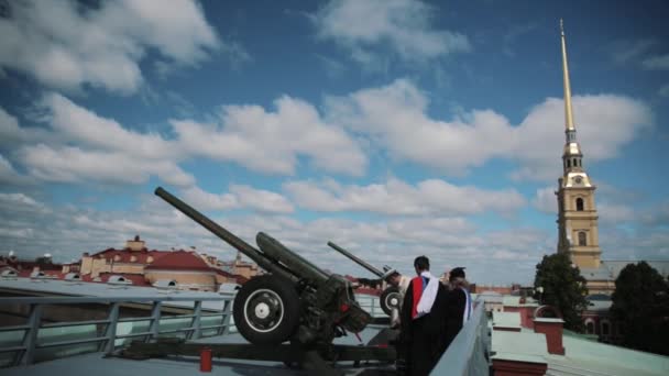 Oficial do Exército explica como canhão funciona para alunos graduados — Vídeo de Stock