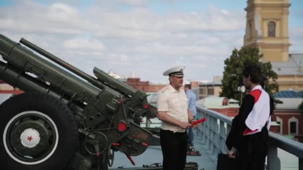 L'ufficiale della marina spiega come funziona il cannone per gli studenti laureati — Video Stock