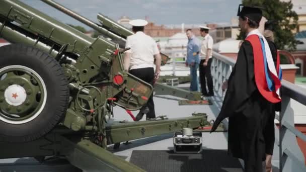 Oficial del ejército repite cómo funciona el cañón a los estudiantes graduados — Vídeo de stock