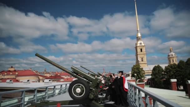 Dois estudantes graduados disparando canhão na fortaleza como tradição — Vídeo de Stock