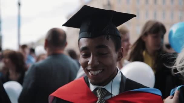 Молодой африканский мужчина празднует окончание колледжа — стоковое видео