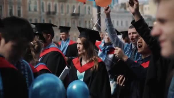 Multitud de estudiantes graduados multiculturales animando al aire libre — Vídeos de Stock