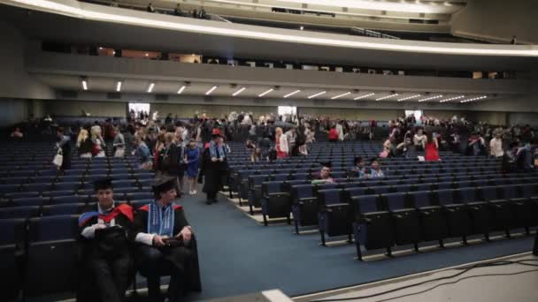 Timelapse de estudiantes de posgrado entrando en la sala de reuniones y ta — Vídeo de stock