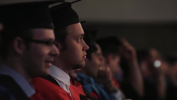 Sitzreihe in der Aula multikultureller Abschlussschüler — Stockvideo