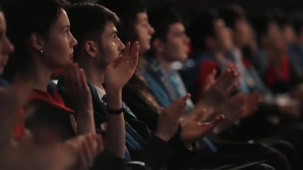 Рядок сидять в Асамблеї зал мультикультурному закінчення аплодувати — стокове відео